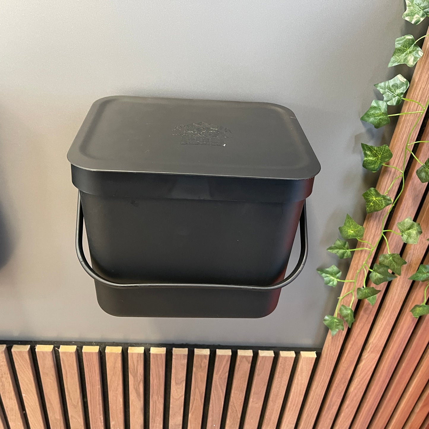 Mülleimer mit magnetischer Halterung 7 L und 12 L.